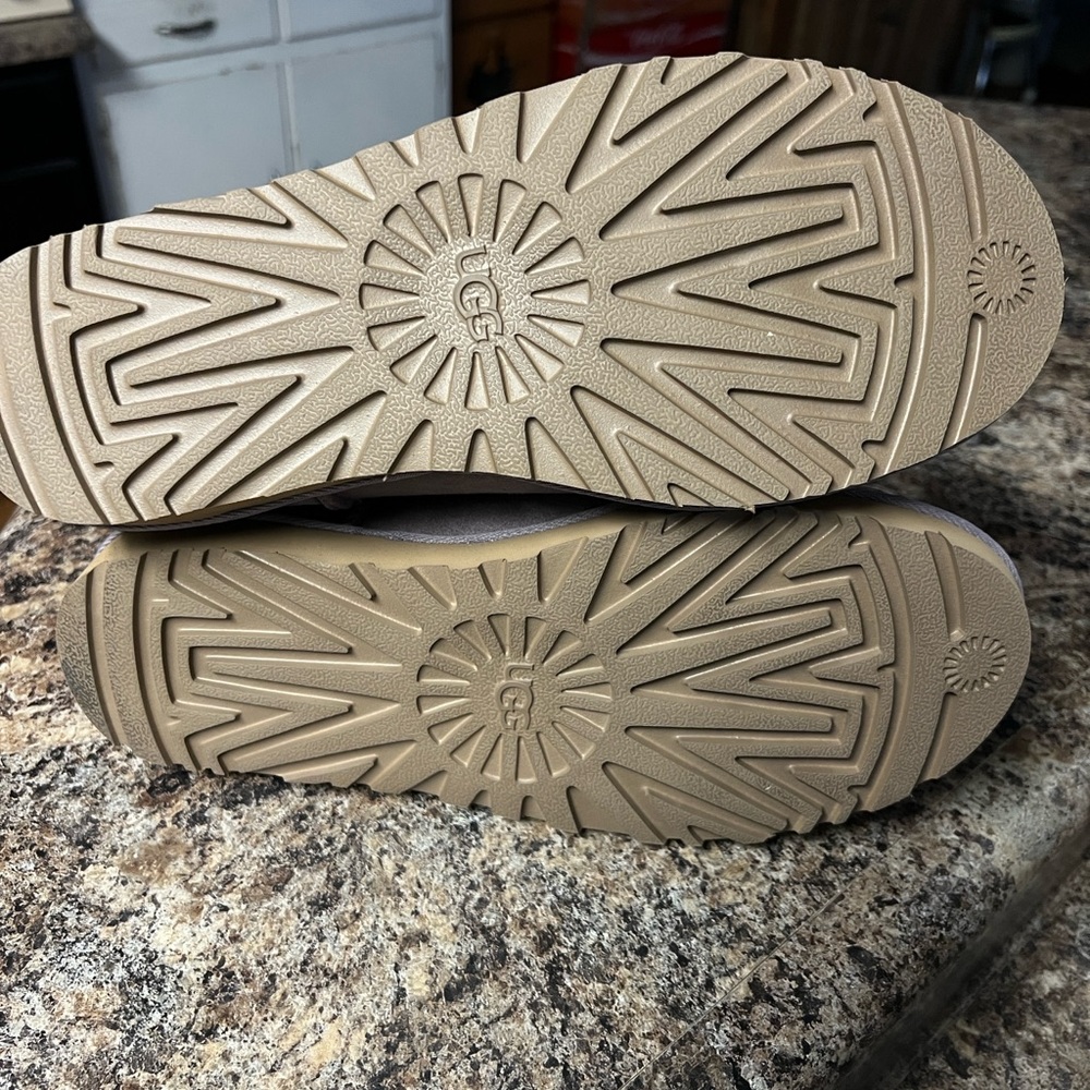UGGS Ultra Mini - Picture 4 of 6
